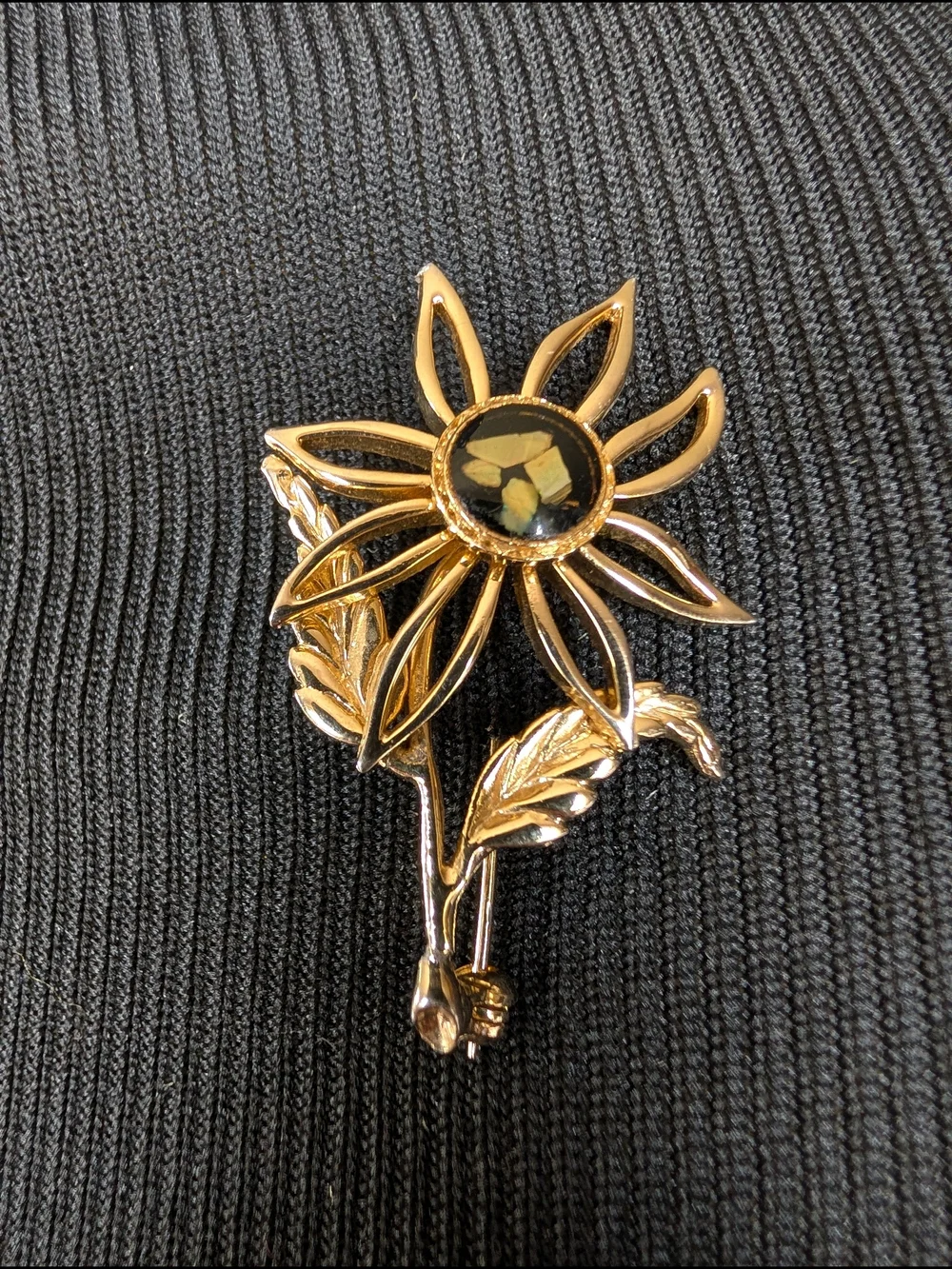 Vintage 70s Gold Tone Flower Brooch Epoxy Center Opal Flecks 2